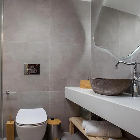 Alexandras Stone House *